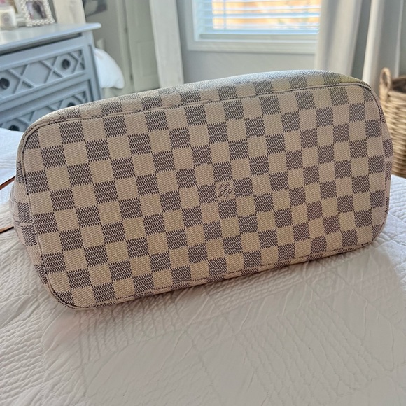 Authentic Louis Vuitton Neverfull MM and clutch - Picture 6 of 7